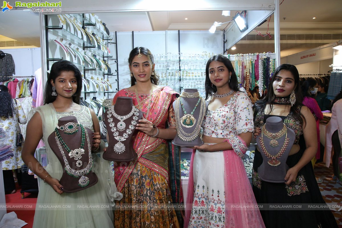 Ragalahariteam's tweet photo. Sutraa Exhibition January 2023 Kicks Off at Taj Krishna, Hyderabad
More Info and photos - https://t.co/abJQcpYldZ
#Sutraa #SutraaExhibition #TajKrishna #Fashion #Style https://t.co/qAJAWVZWk6