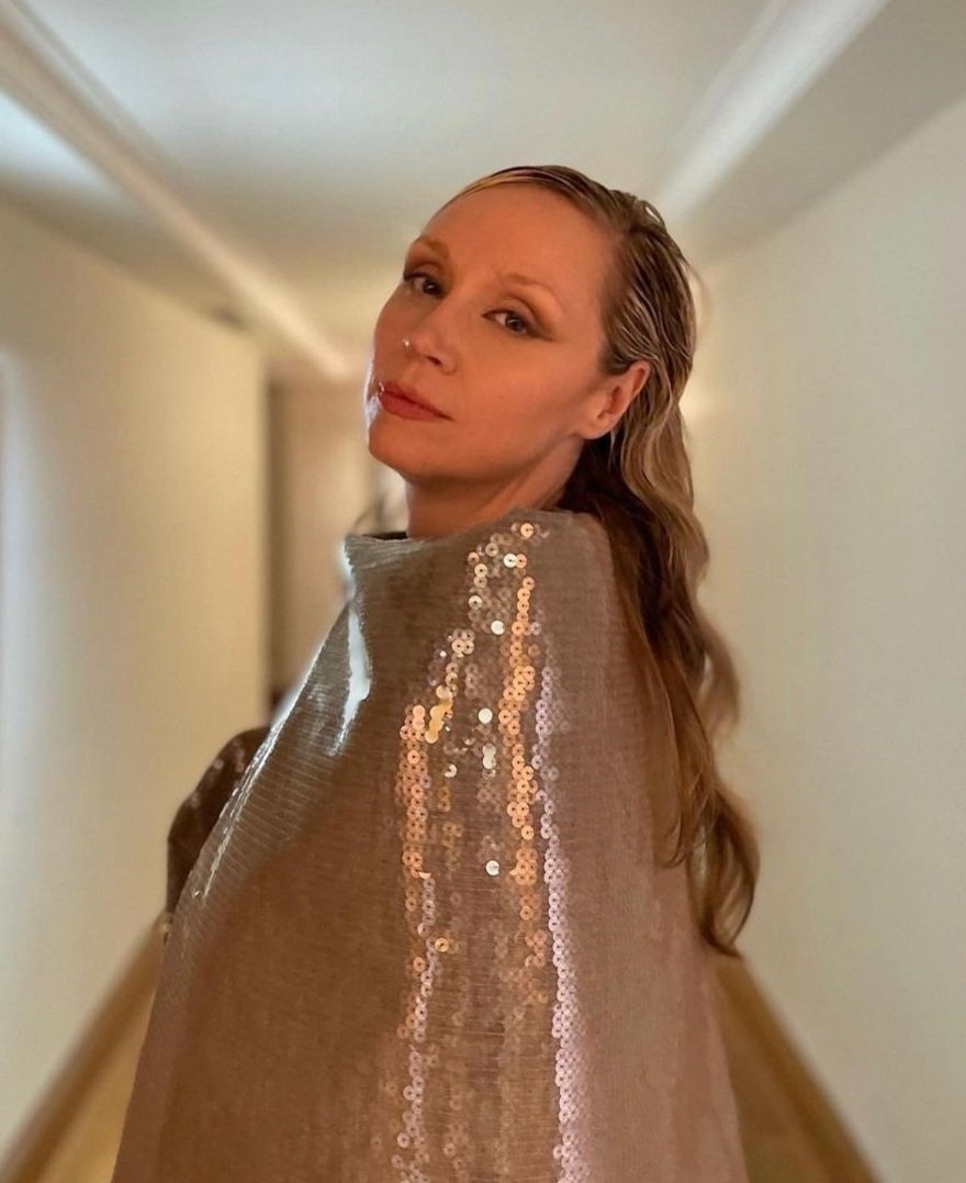 Jensau's tweet photo. It's #Gwednesday and she is so beautiful!#GwendolineChristie https://t.co/2iF03z0Swp