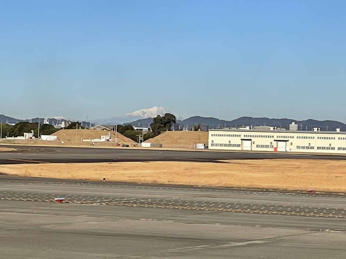 AirportNgy's tweet photo. I saw the beautiful Mt. Ontake from Nagoya Airport today.今日、名古屋空港から、きれいな御嶽山が見えた。1/11 2023
#MtOntake #御嶽山 #nagoyaairport #名古屋空港 https://t.co/aM3yOiUfcm