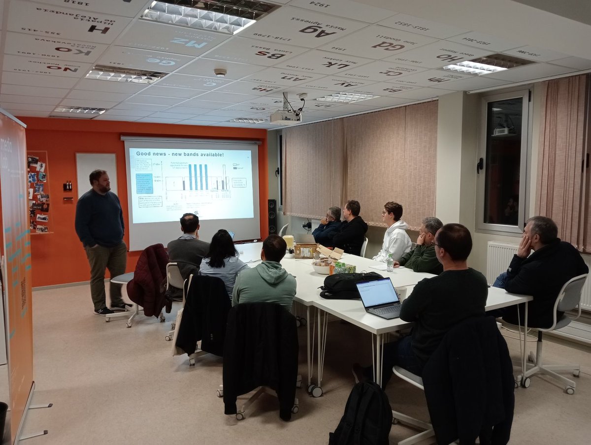AlexCorvis84's tweet photo. Ayer se retomaron las charlas🗣️ #LPWAN en @medialab_uniovi y tuvimos el privilegio de contar con la participación de Ignacio Rodríguez Larrad, actual investigador👨‍🔬 de la Cátedra #THING5 @uniovi_info 

Fue todo un placer escuchar su experiencia con #LoRa, @sigfox , LTE-M y #NBIoT https://t.co/Ndn2U5kmAL