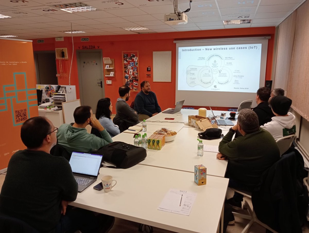 AlexCorvis84's tweet photo. Ayer se retomaron las charlas🗣️ #LPWAN en @medialab_uniovi y tuvimos el privilegio de contar con la participación de Ignacio Rodríguez Larrad, actual investigador👨‍🔬 de la Cátedra #THING5 @uniovi_info 

Fue todo un placer escuchar su experiencia con #LoRa, @sigfox , LTE-M y #NBIoT https://t.co/Ndn2U5kmAL