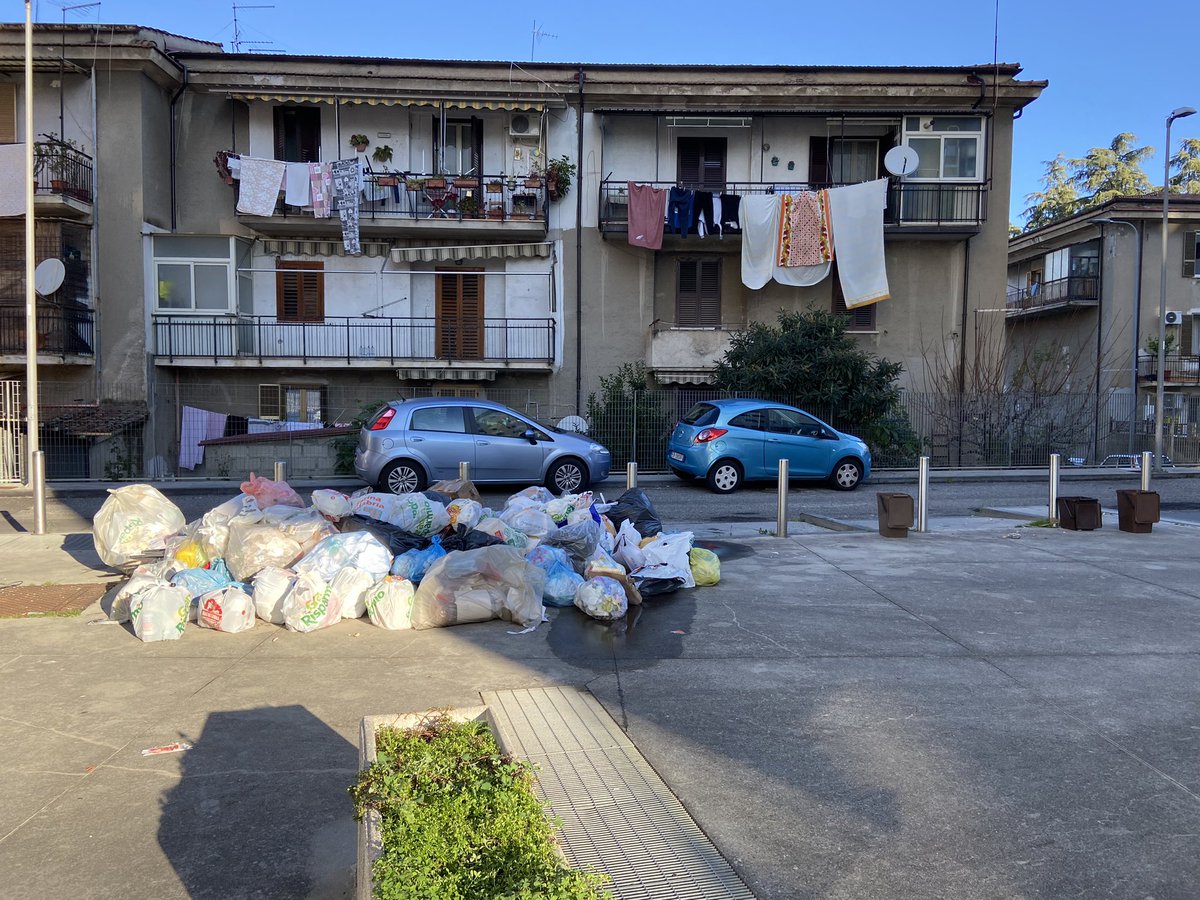 alsoajourno's tweet photo. .@FranzCaruso59 questo è l’indecente spettacolo di ogni mattina nel piazzale delle case di #Cosenza. Tre cestini della differenziata e una discarica abusiva a fianco. Fare le multe a chi non differenzia sarebbe un buon inizio #rifiuti #cittasporca https://t.co/B9KQuxebbf