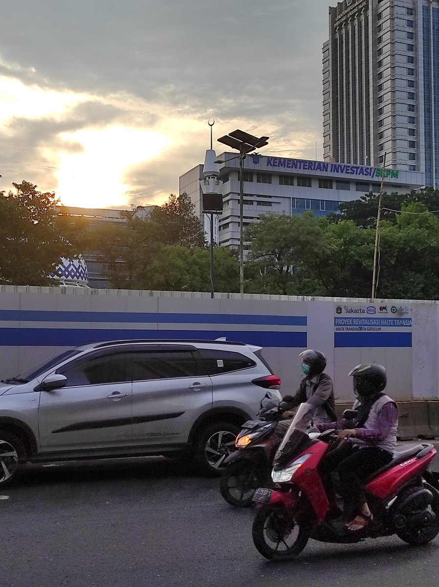 dwiss07's tweet photo. Halo @PT_Transjakarta ini revitalisasi Halte Gatsu Lipi Kenapa Lama Sekali yaak sudah 4 Bulan tapi Progress Pekerjaannya Gini gini saja, disaat halte revitalisasi lainnya sudah mencapai Progress 80-90% . Tolong dipercepatlah ini halte nya berada di tengah perkantoran loh. https://t.co/hrhR3QxUDD