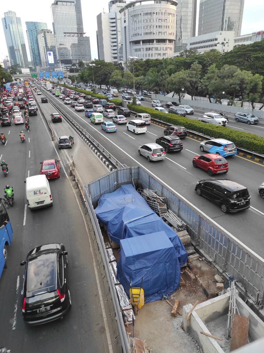 dwiss07's tweet photo. Halo @PT_Transjakarta ini revitalisasi Halte Gatsu Lipi Kenapa Lama Sekali yaak sudah 4 Bulan tapi Progress Pekerjaannya Gini gini saja, disaat halte revitalisasi lainnya sudah mencapai Progress 80-90% . Tolong dipercepatlah ini halte nya berada di tengah perkantoran loh. https://t.co/hrhR3QxUDD