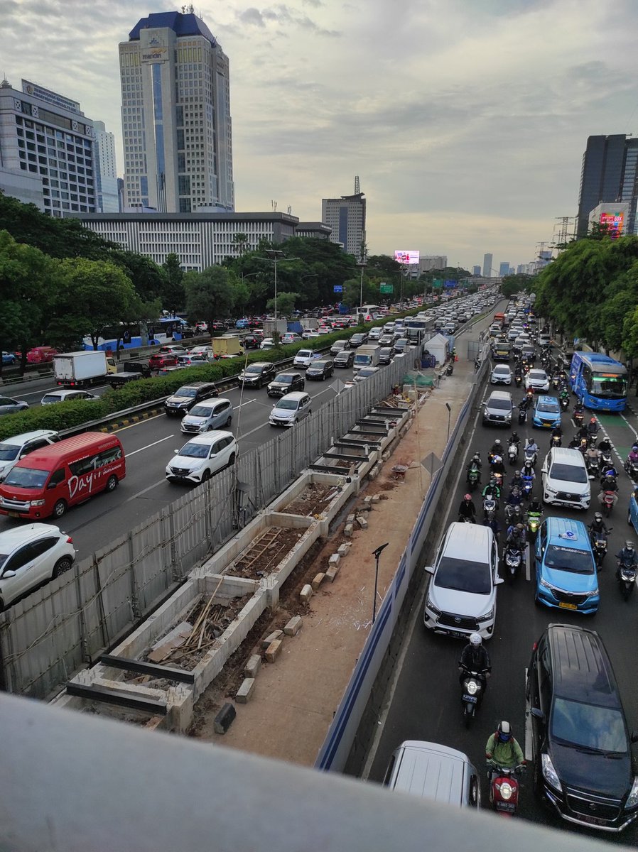 dwiss07's tweet photo. Halo @PT_Transjakarta ini revitalisasi Halte Gatsu Lipi Kenapa Lama Sekali yaak sudah 4 Bulan tapi Progress Pekerjaannya Gini gini saja, disaat halte revitalisasi lainnya sudah mencapai Progress 80-90% . Tolong dipercepatlah ini halte nya berada di tengah perkantoran loh. https://t.co/hrhR3QxUDD