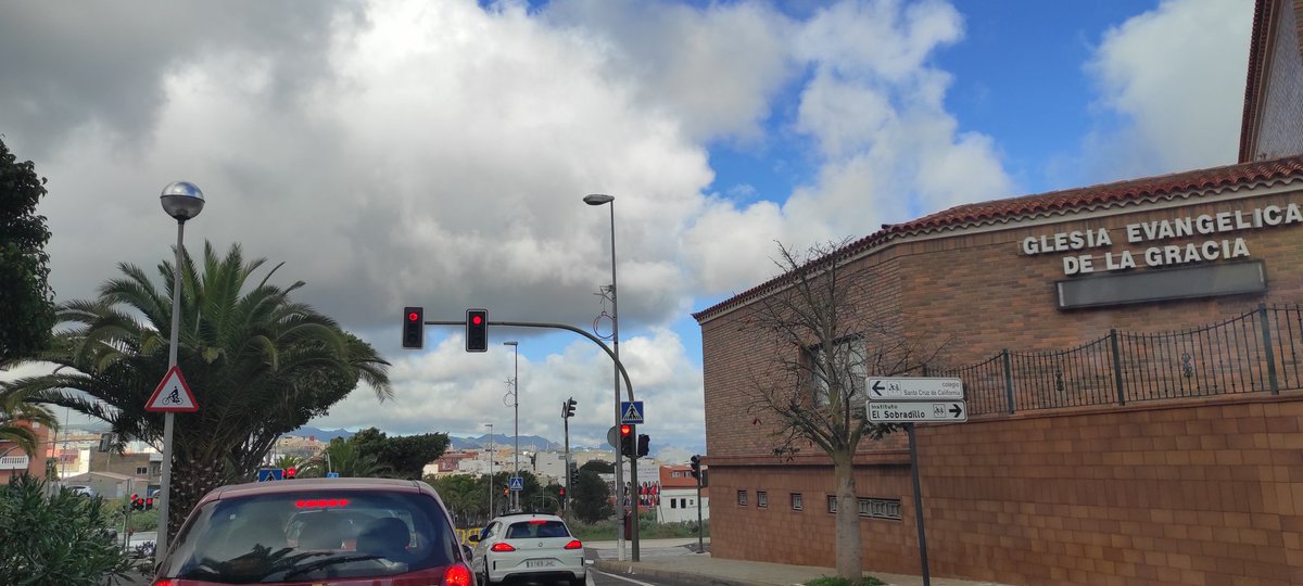 tcerpa's tweet photo. @santacruz_ayto buenos días, se puede hacer algo en este cruce para regular el tiempo del semáforo? La Avda está cortada sentido muñeco de nieve y se forman colas por el poco tiempo q tiene de paso el semáforo a la izq. Lleva así un par de semanas ya. Gracias https://t.co/nfbArXzKCx
