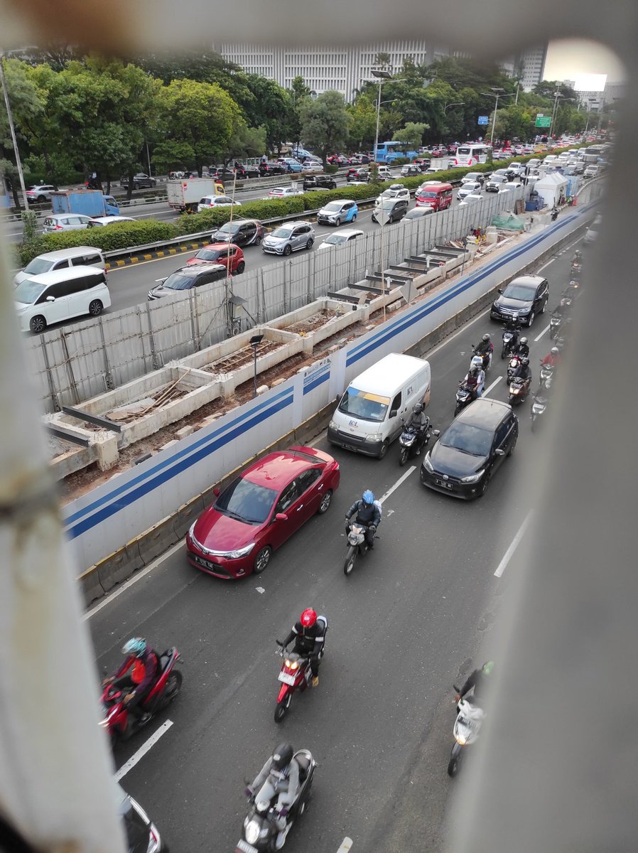dwiss07's tweet photo. Halo @PT_Transjakarta ini revitalisasi Halte Gatsu Lipi Kenapa Lama Sekali yaak sudah 4 Bulan tapi Progress Pekerjaannya Gini gini saja, disaat halte revitalisasi lainnya sudah mencapai Progress 80-90% . Tolong dipercepatlah ini halte nya berada di tengah perkantoran loh. https://t.co/hrhR3QxUDD