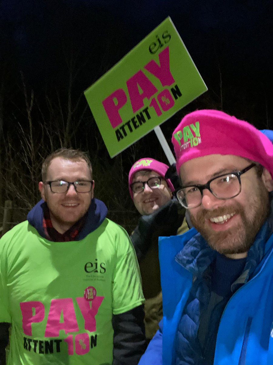 Mr_YoungModS's tweet photo. Great to have so many Teachers out this morning on the picket line. The weather may not have been great to start with but that didn't stop us! Great support from the public!

Its time for COSLA and Scottish Government to #PayAttention

.@EISUnion @eiswestlothian 

#TeacherStrike https://t.co/Ptruq2ujb0