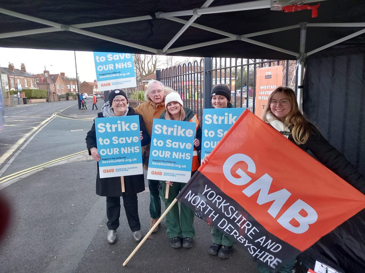 Early morning support and solidarity for the #GMB members ambulance picket lines in York and Leeds from #lwys #UniteCommunity members and #LeedsTUC. #patientsafety #staffsafety #jobspayconditions #ambulancestrike