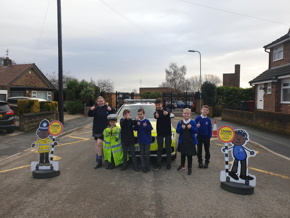 MerPolTraffic's tweet image. This morning officers attended several schools across the force to assist with parking issues. We got some great help from the children at @PrescotPrimary  Please be considerate on the school run #thinkbeforeyoupark #Syn4