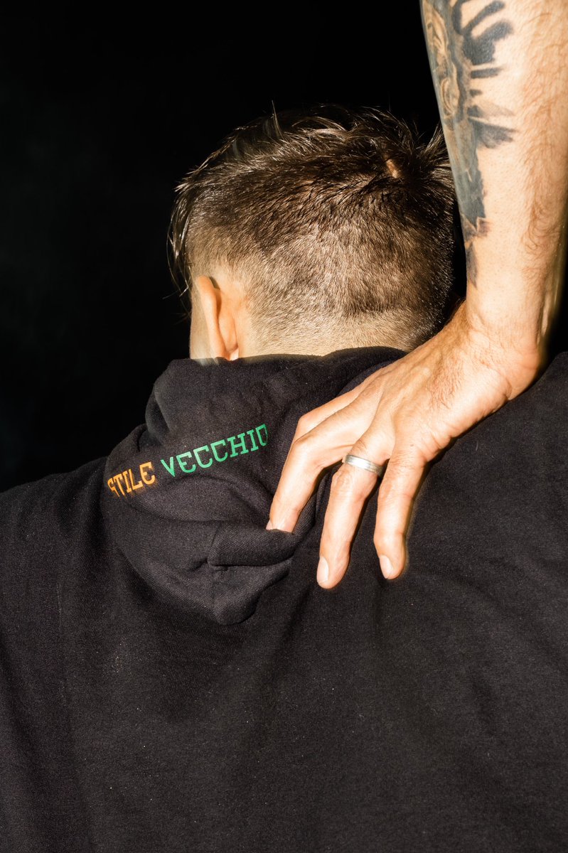 KMartenon's tweet photo. En ce moment, c'est Eric Scaggiante, un street photographe local de 21 ans, surnommé le "Martin Parr vénitien". 

Il ne connaissait rien au foot et apporte justement un oeil "frais", très axé sur l'humain, les fans et les moments de vie du club. https://t.co/vHDBxyFBLt