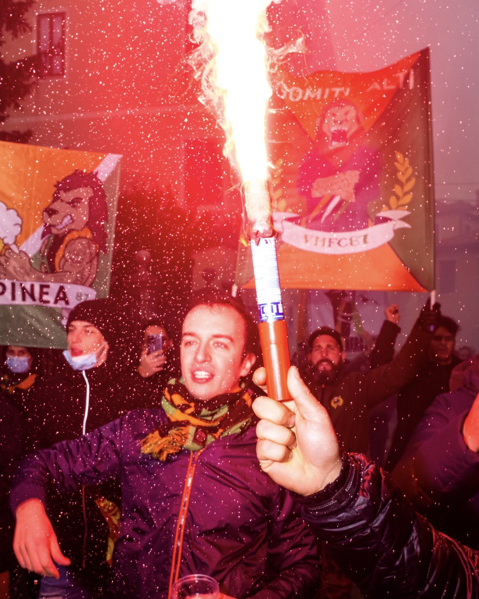 KMartenon's tweet photo. En ce moment, c'est Eric Scaggiante, un street photographe local de 21 ans, surnommé le "Martin Parr vénitien". 

Il ne connaissait rien au foot et apporte justement un oeil "frais", très axé sur l'humain, les fans et les moments de vie du club. https://t.co/vHDBxyFBLt