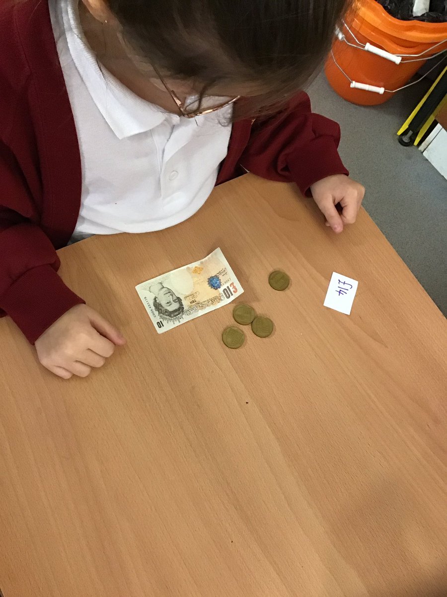 CharterYr2's tweet photo. We have been counting money in pounds today, the children have enjoyed making the same value with different denominations of notes and coins. #CharterMaths https://t.co/Ffgwbd1p6l