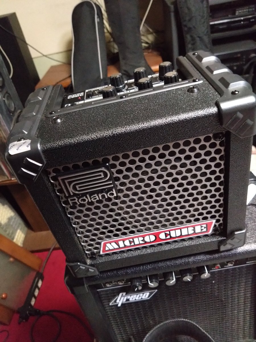 comicvisualkei's tweet image. 新兵器(^^)
Rolandの機材は初めてですがアンプです。
ギターアンプとして使えるだけでなくマイクも挿せるのです。
このご時世、今すぐっていうのは無理やけど簡単な路上ライブも出来ます。
外部入力もあるし電池駆動も可能なのです。
付属品なしですが5980円也。
#Roland　
#MICROCUBE