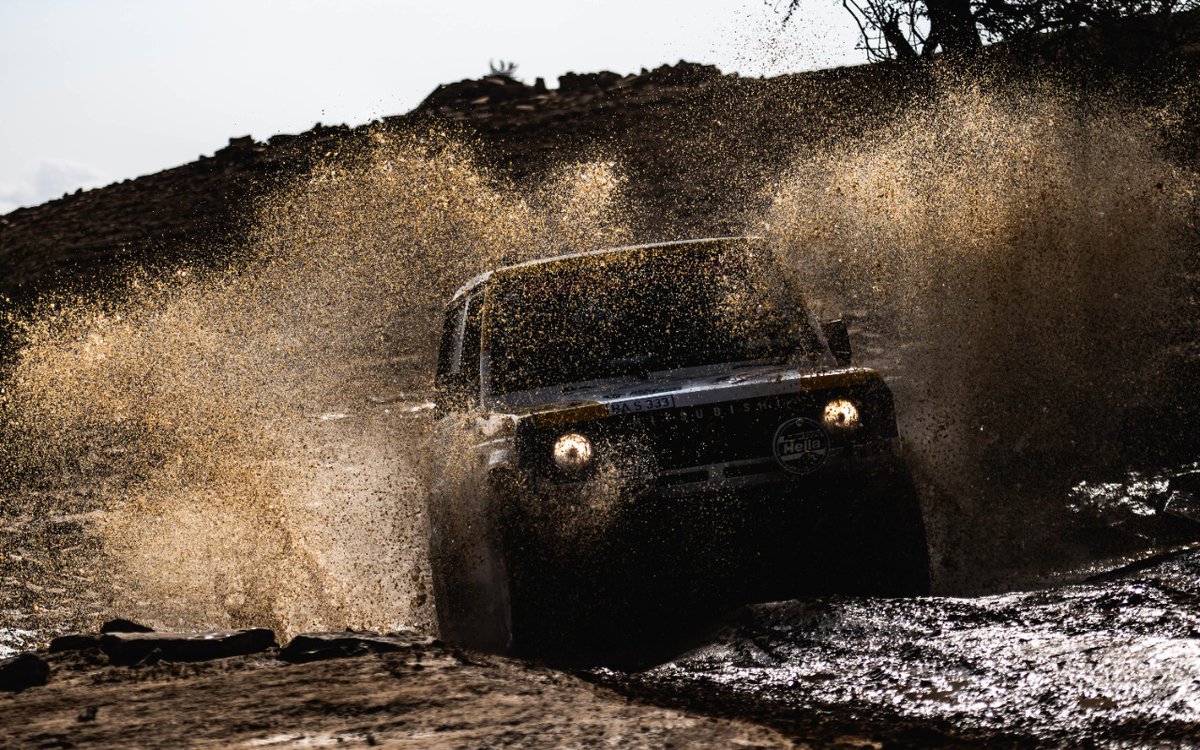 dakar's tweet photo. 🚗 Classics playing in puddles. 😍

#Dakar2023 #DakarClassic https://t.co/kmvJKb2znL