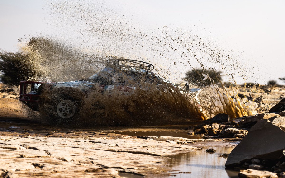 dakar's tweet photo. 🚗 Classics playing in puddles. 😍

#Dakar2023 #DakarClassic https://t.co/kmvJKb2znL