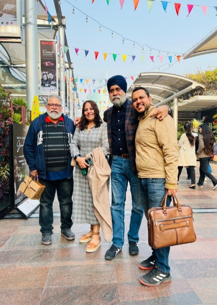 PenduProfessor's tweet image. Friends having fun #cyberhub #Gurugram  @chandanas @varoun3883 @Satiisingh