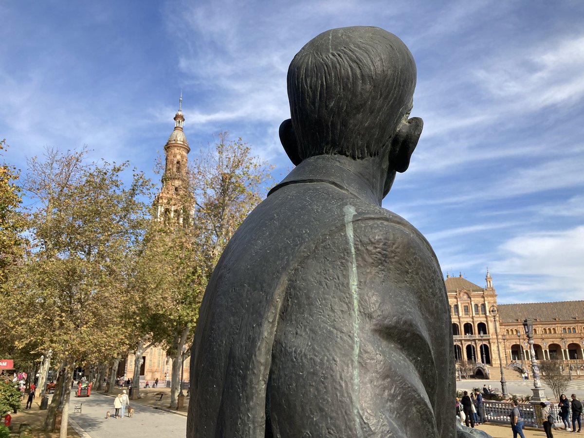 MacarenayPaco's tweet photo. El tiempo pasa como el agua entre las manos… pero ellos siguen aquí, testigos del tiempo, guardan los secretos de esta preciosa ciudad y de la belleza de sus ciudadanos. Legado de 1929.🚦💃🏻. #arteurbano #andaluz #Sevilla #Sevilling #AnibalGonzalez https://t.co/6wNchkUB0V