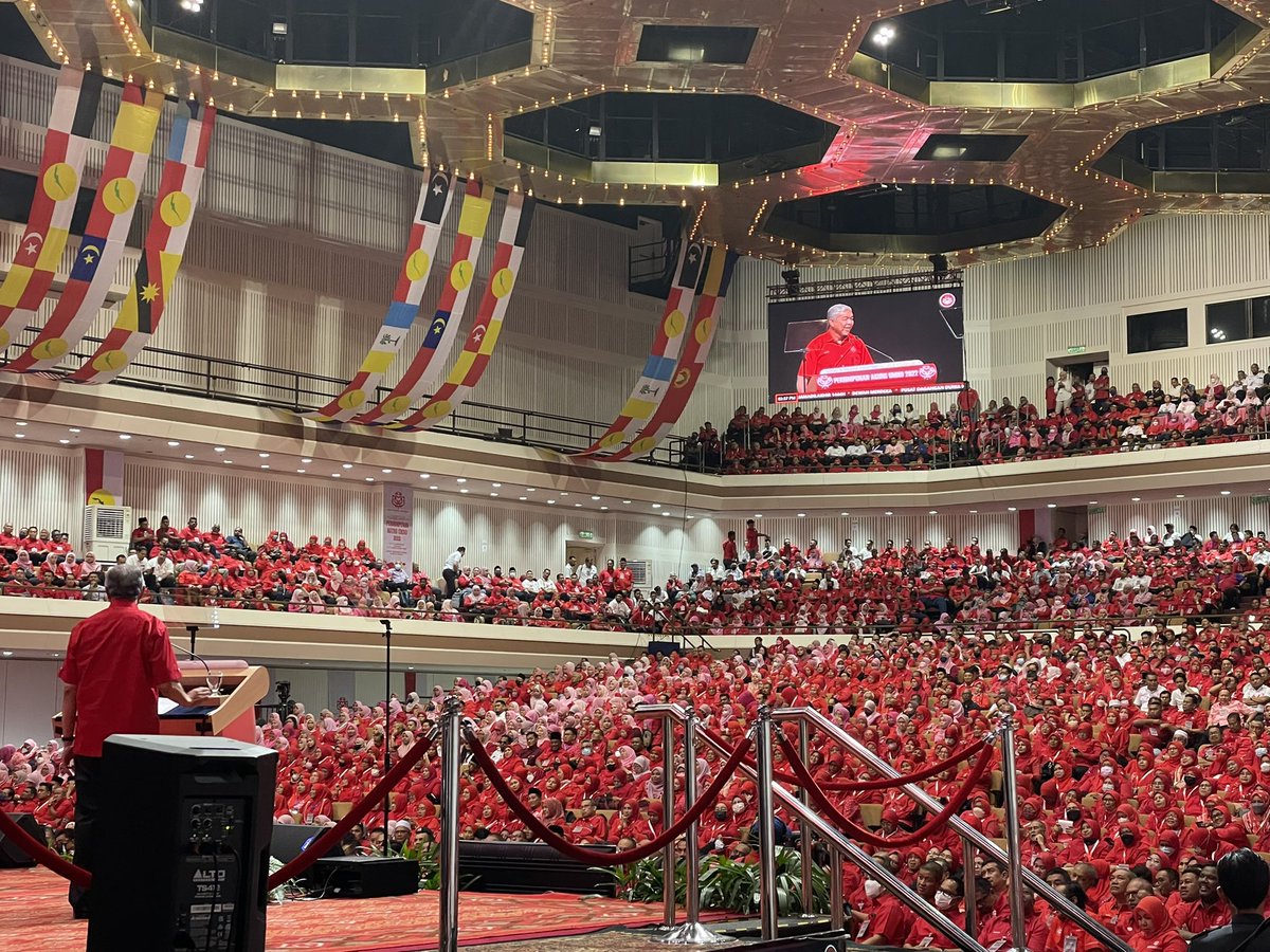 ahmadmaslan's tweet photo. Majlis Taklimat Presiden #UMNO, petang Rabu 11/1/23 di #DewanMerdeka #WTCKL dihadiri lebih 3000 pimpinan UMNO seluruh negara.
Tkasih atas kehadiran semua. UMNO terus mara walau cabaran hebat melanda. Moga Allah senantiasa memandu kami bagi meneruskan usaha membantu #rakyat. https://t.co/adgljbtGkT