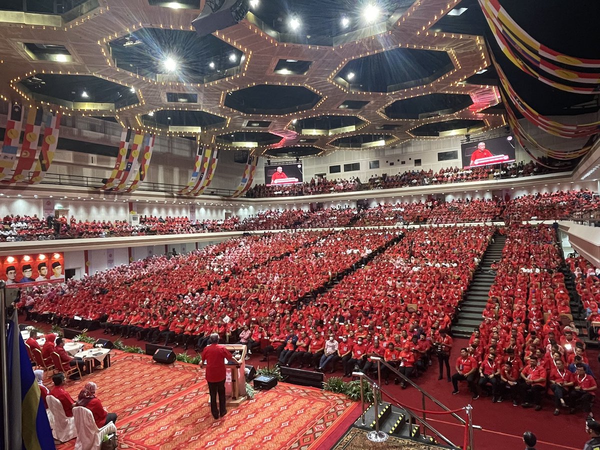 ahmadmaslan's tweet photo. Majlis Taklimat Presiden #UMNO, petang Rabu 11/1/23 di #DewanMerdeka #WTCKL dihadiri lebih 3000 pimpinan UMNO seluruh negara.
Tkasih atas kehadiran semua. UMNO terus mara walau cabaran hebat melanda. Moga Allah senantiasa memandu kami bagi meneruskan usaha membantu #rakyat. https://t.co/adgljbtGkT