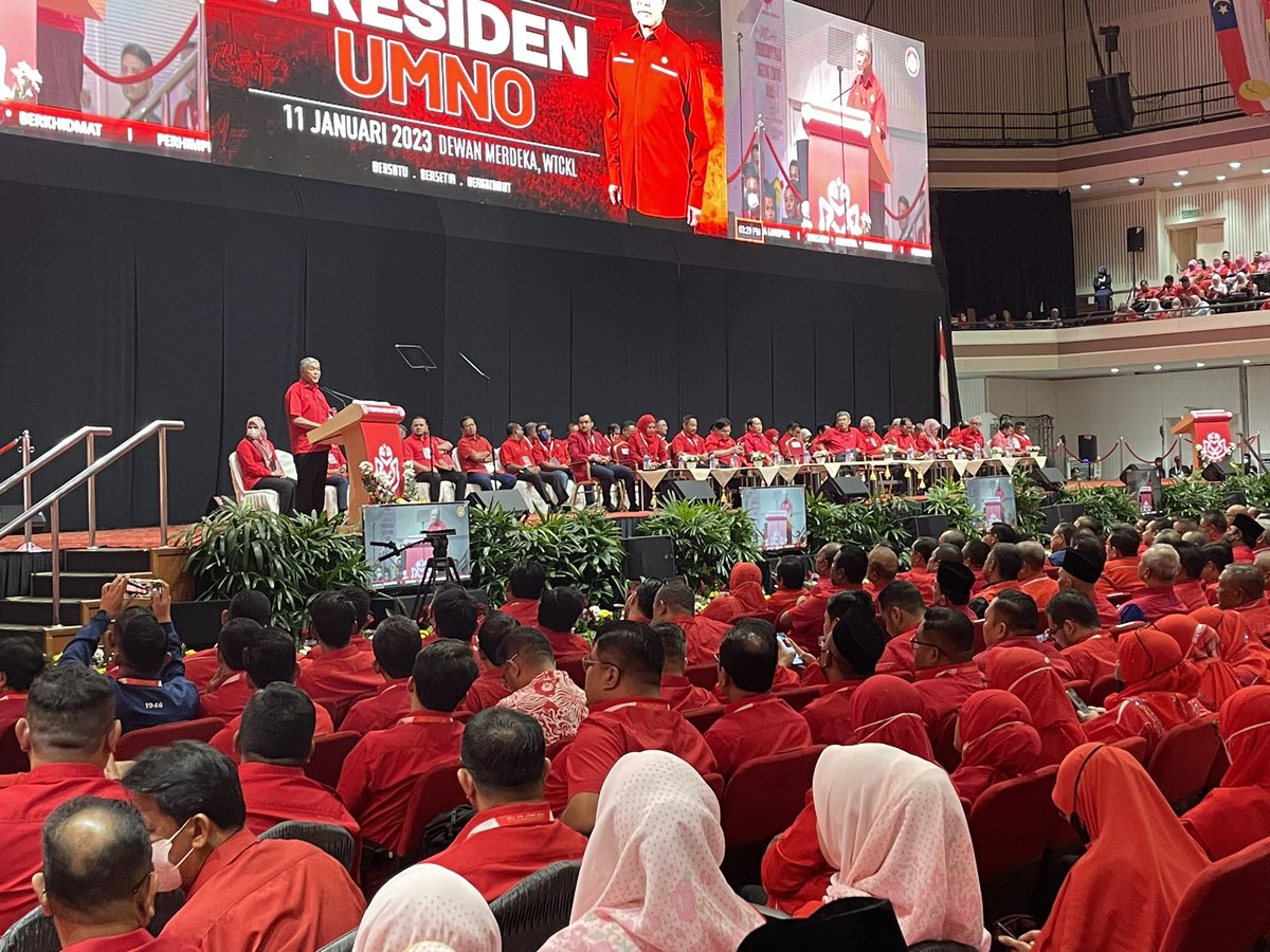 ahmadmaslan's tweet photo. Majlis Taklimat Presiden #UMNO, petang Rabu 11/1/23 di #DewanMerdeka #WTCKL dihadiri lebih 3000 pimpinan UMNO seluruh negara.
Tkasih atas kehadiran semua. UMNO terus mara walau cabaran hebat melanda. Moga Allah senantiasa memandu kami bagi meneruskan usaha membantu #rakyat. https://t.co/adgljbtGkT