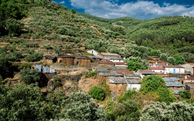 e_fascinante's tweet photo. Entre pueblos negros y paisajes de vértigo, Las Hurdes nos tienen 😍 He aquí un recorrido por una de las comarcas más bonitas de Extremadura 💚 https://t.co/9Vt4GCeOXD https://t.co/gcBDsaAlvx