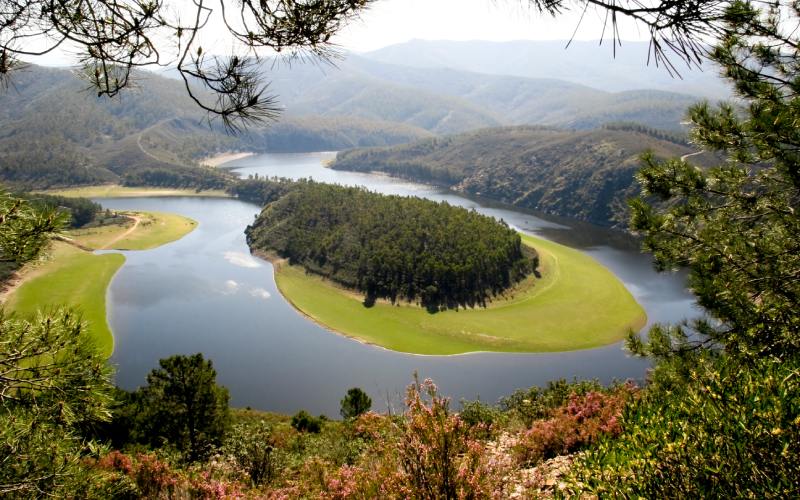 e_fascinante's tweet photo. Entre pueblos negros y paisajes de vértigo, Las Hurdes nos tienen 😍 He aquí un recorrido por una de las comarcas más bonitas de Extremadura 💚 https://t.co/9Vt4GCeOXD https://t.co/gcBDsaAlvx