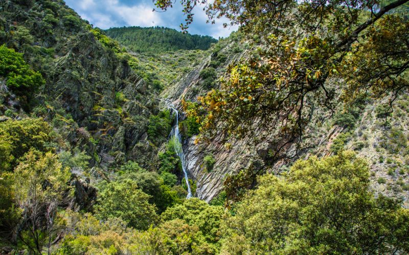 e_fascinante's tweet photo. Entre pueblos negros y paisajes de vértigo, Las Hurdes nos tienen 😍 He aquí un recorrido por una de las comarcas más bonitas de Extremadura 💚 https://t.co/9Vt4GCeOXD https://t.co/gcBDsaAlvx