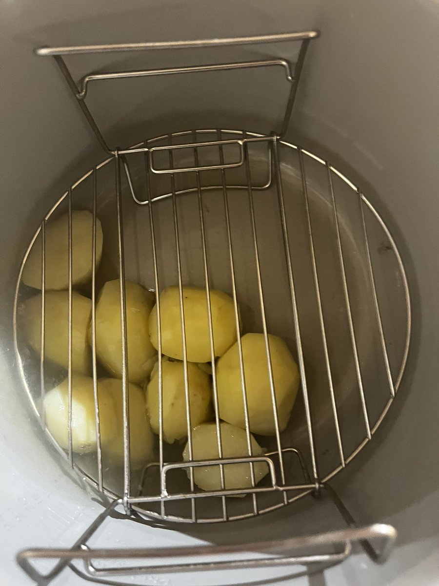 RedPepperNutri's tweet image. #multicooker #ninja cooking tips 

Mash potato 🥔 using the pressure cooker function. On high for 8 minutes (plus time to pressurise). Use the metal rack to drain and mash in same pot. 

A lot less hassle than boiling on hob (particularly if you have a lot of mash to make).