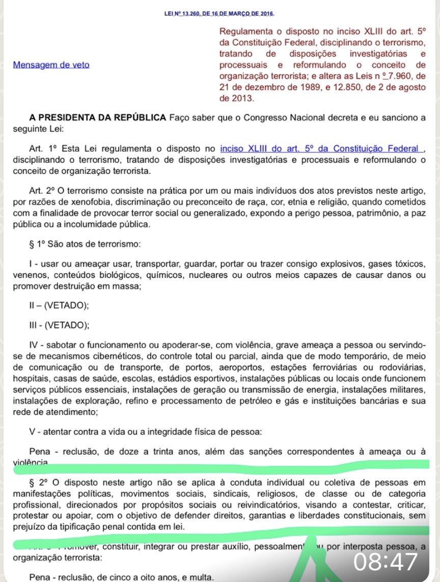 Por maior q tenham sido o vandalismo e os estragos causados a bens públicos e históricos,temos que aplicar a lei vigente no país.Em 2016 o CN editou a Lei n° 13.260 que tipifica os atos terroristas e excluiu as manifestações políticas, sociais, mesmo com atos violentos. Tá na lei