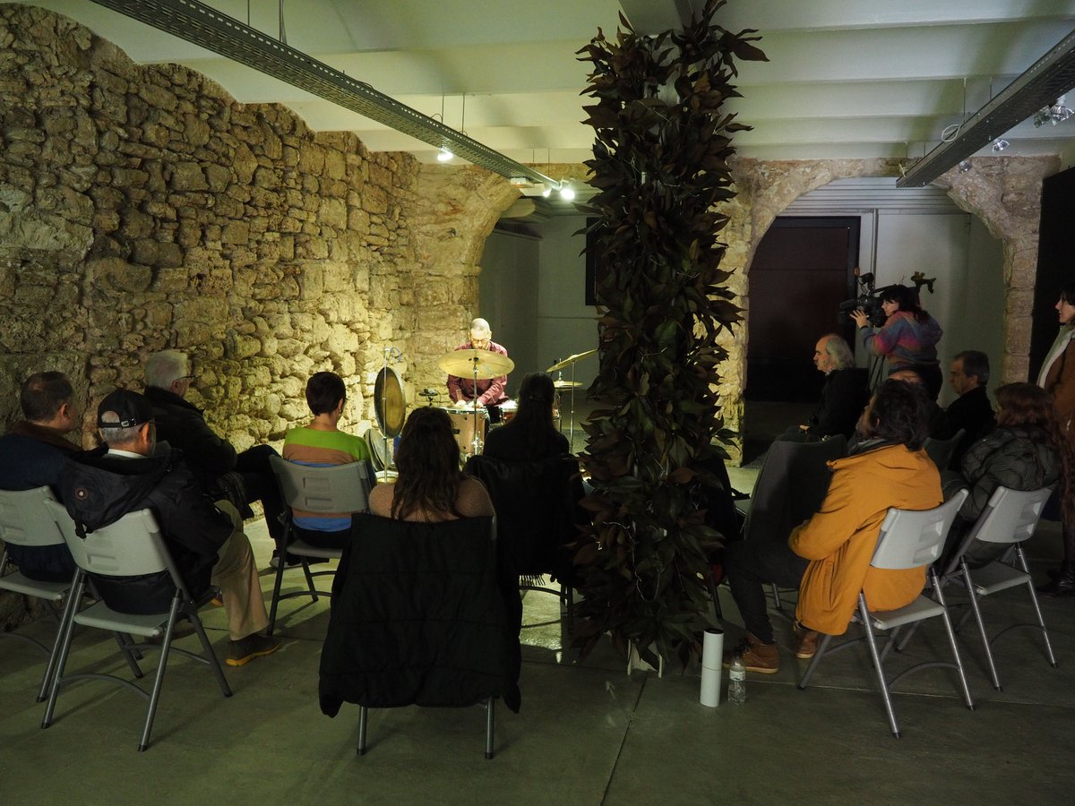 FundaCoromina's tweet photo. #SOLOT, el concert improvisat de bateria a càrrec de @ramonpratsroura, aquest matí a l'#EspaiEatArt 🥁 Teniu oportunitat de veure'l fins al 31 de gener! Més informació a https://t.co/aPOywHVCVO ↗️ https://t.co/7vAXFpOrRP