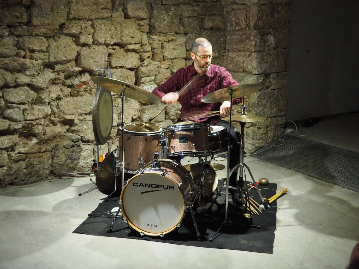 FundaCoromina's tweet photo. #SOLOT, el concert improvisat de bateria a càrrec de @ramonpratsroura, aquest matí a l'#EspaiEatArt 🥁 Teniu oportunitat de veure'l fins al 31 de gener! Més informació a https://t.co/aPOywHVCVO ↗️ https://t.co/7vAXFpOrRP