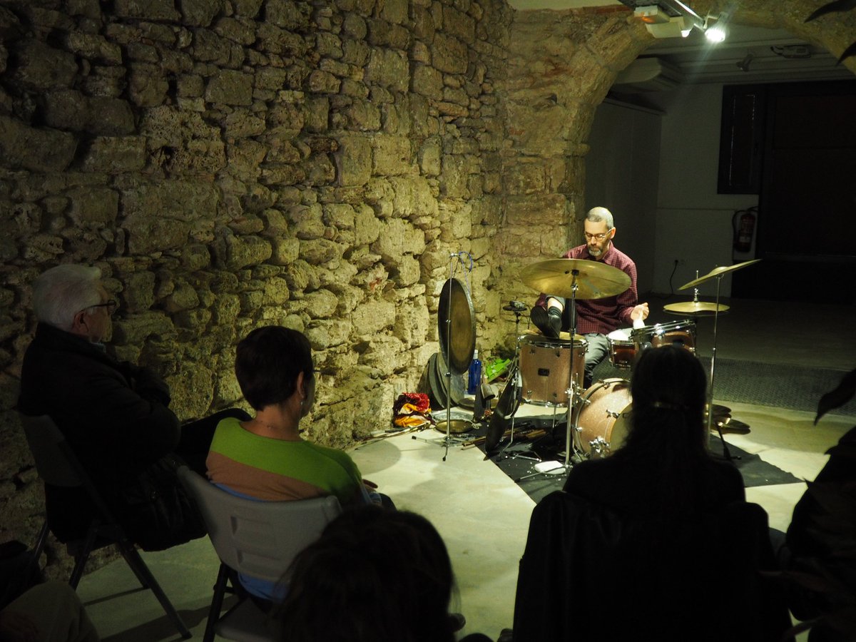 FundaCoromina's tweet photo. #SOLOT, el concert improvisat de bateria a càrrec de @ramonpratsroura, aquest matí a l'#EspaiEatArt 🥁 Teniu oportunitat de veure'l fins al 31 de gener! Més informació a https://t.co/aPOywHVCVO ↗️ https://t.co/7vAXFpOrRP