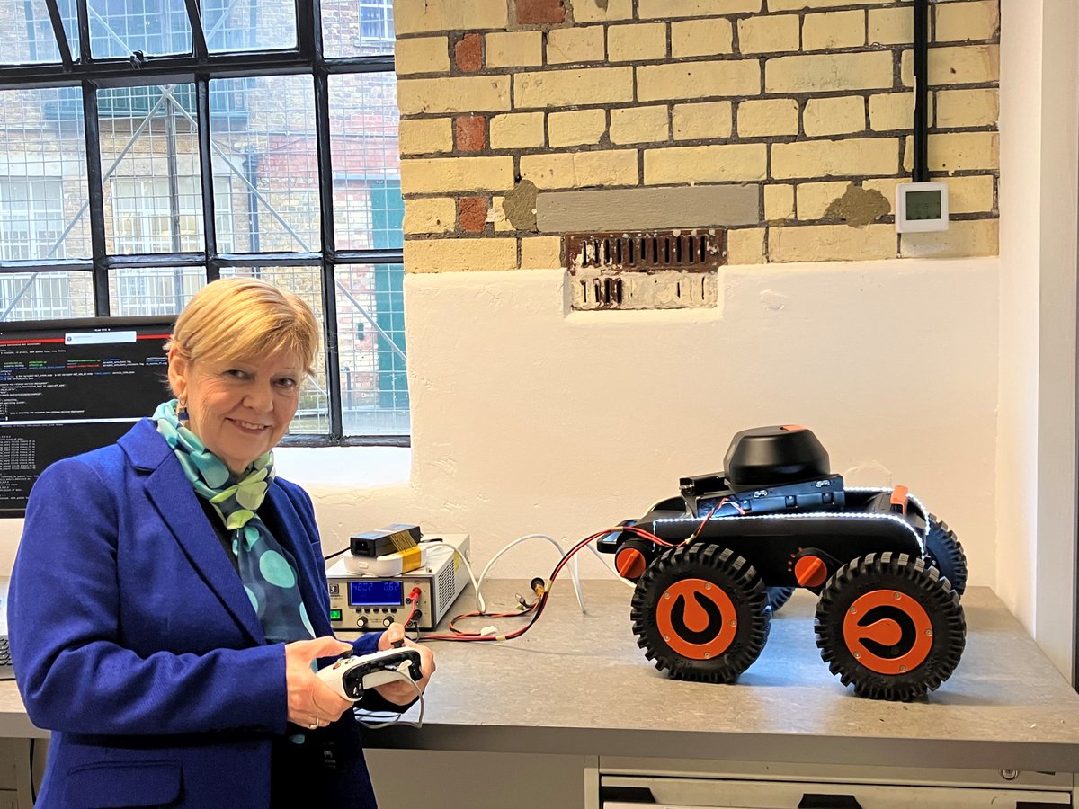 Eco and sustainability champion Dame Maggie Jones checks out the latest Q-Bot robot at our new premises in Kennington! Thanks for passing by, it was great to meet you! ♻️🏡🤖 @WhitchurchGirl @UKLabour #Decarbonisation #UnderfloorInsulation #Robotics #Retrofit #FuelPoverty