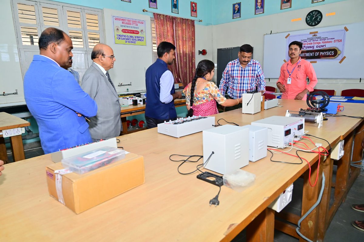 DCTE_Karnataka's tweet photo. #DCTE #NAAC
ಜನವರಿ 4 & 5 ರಂದು ಹೊಳಲ್ಕೆರೆ ಸ.ಪ್ರ.ದ ಕಾಲೇಜು ನ್ಯಾಕ್ ಮೌಲ್ಯಮಾಪನಕ್ಕೆ ಒಳಪಟ್ಟು CGPA 2.82 ಅಂಕಗಳನ್ನು ಗಳಿಸಿ ಬಿ++ ಗ್ರೇಡ್ ಪಡೆದುಕೊಂಡಿದೆ.
ಕಾಲೇಜು ಮತ್ತಷ್ಟು ಸಾಧನೆ ಮಾಡಲಿ ಎಂದು ಆಶಿಸುತ್ತಾ ಕಾಲೇಜು & ತಾಂತ್ರಿಕ ಶಿಕ್ಷಣ ಇಲಾಖೆ ಪ್ರಾಂಶುಪಾಲರು, ಬೋಧಕ-ಬೋಧಕೇತರ ಸಿಬ್ಬಂದಿ & ವಿದ್ಯಾರ್ಥಿಗಳನ್ನು ಅಭಿನಂದಿಸುತ್ತದೆ https://t.co/2xh8xS9s0o