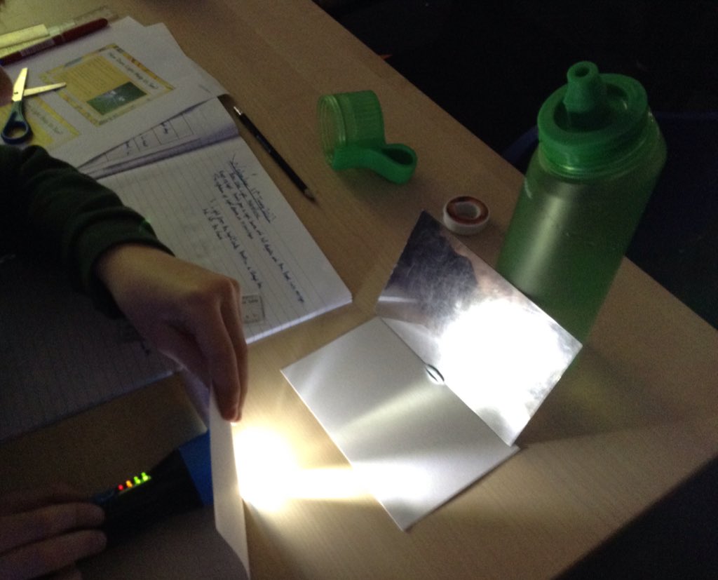greenleasps's tweet image. Year 6 are proving the law of reflection! #light #angleofincidence #angleofreflection #science