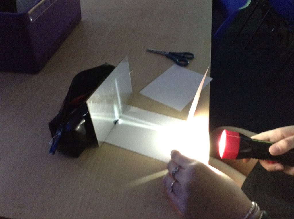 greenleasps's tweet image. Year 6 are proving the law of reflection! #light #angleofincidence #angleofreflection #science