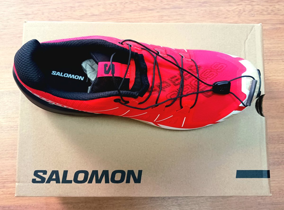 TrailAndalucia's tweet photo. Nos llega la nueva evolución de la superventas de @Salomon_Spain #SpeedCross 6. 
Más ligera, más adherente y confortable. 
Unas zapatillas que son un seguro en terrenos mojados y blandos. https://t.co/0JqWI68nSy