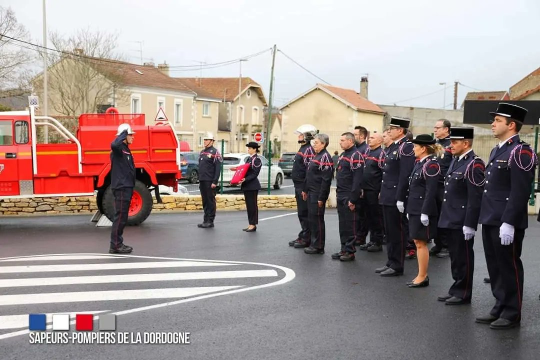 Images cérémonie de prise de commandement du #CDAU avec <a href="/germinalpeiro/">Germinal Peiro</a>, <a href="/YohanBlondel/">Yohan Blondel</a>, qui depuis le 1.01.23 est 1 cis de <a href="/pompiers24/">SDIS 24</a> avec chef de centre le Ltn Berthelemot
📞 composé de 5 adjoints, 14 opérateurs #SPP et 15 #spv, 1 infirmier SP pour vous répondre au #18/112 !