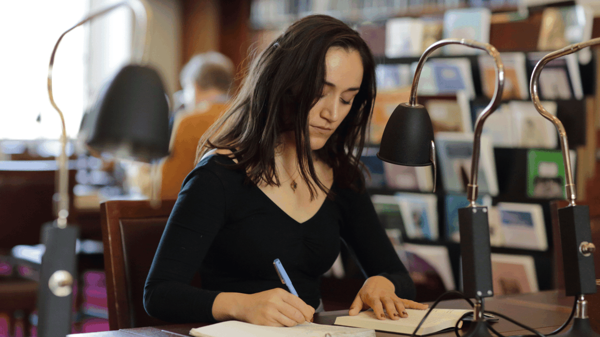 TheLondonLib's tweet photo. Applications for our fifth Emerging Writers Programme are now open! 🖋️

Geared towards supporting early-career writers and offering:

-1yr London Library membership
-Writing classes
-Networking 
-      peer support
-      extensive resources

https://t.co/VK23ESxPkH https://t.co/JaLAO8m4p6