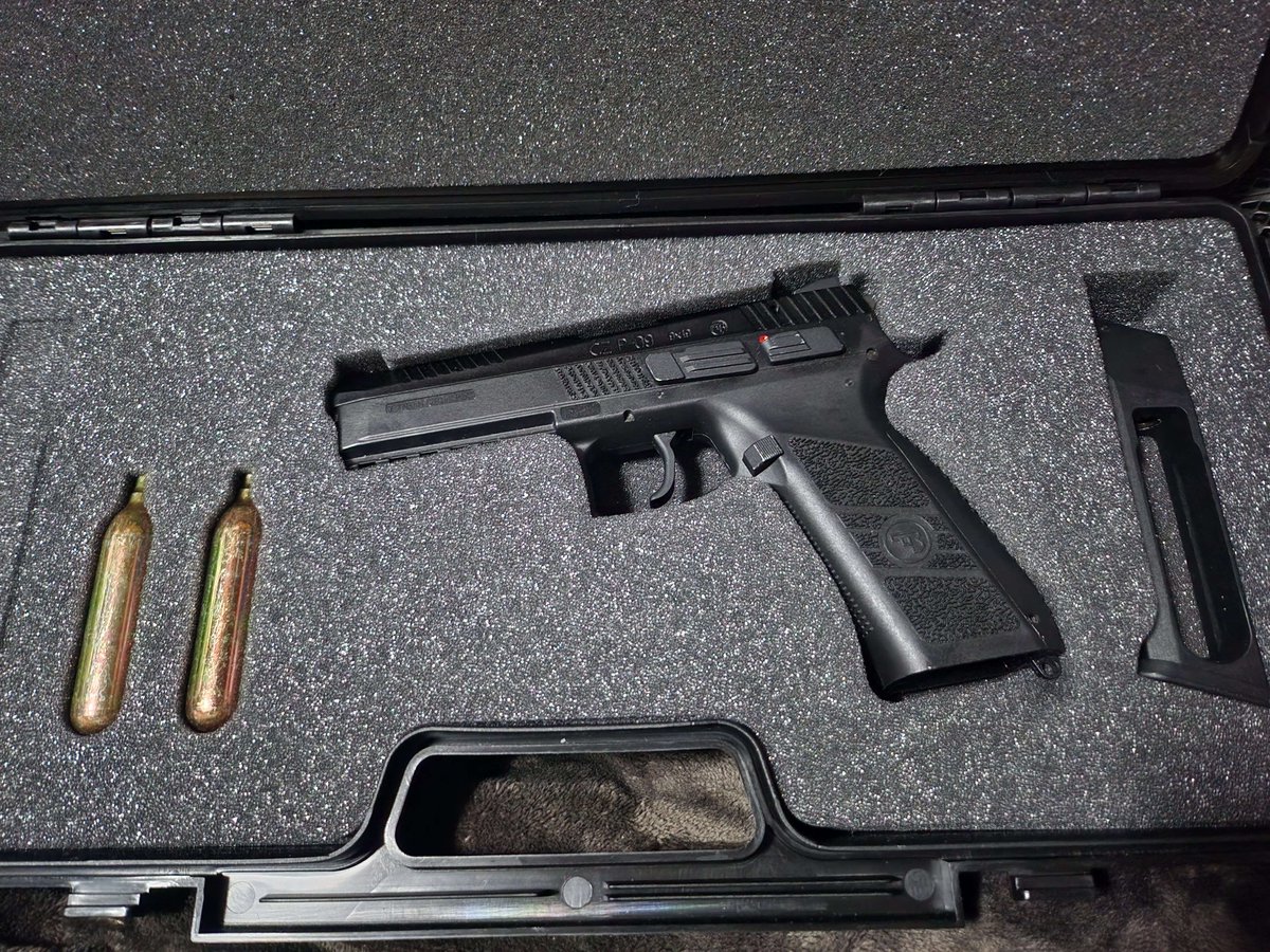 militia_airsoft's tweet image. ファースト東大阪店でお年玉5000円商品券もらった上に、長らく探してたこいつが丁度あったから買ったぜーい☺️
ちょっと贅沢なスペースの使い方だけど、P09がピッタシ収まるのが気持ち良い
#Carbon8
#P09
#ガンショップfirst