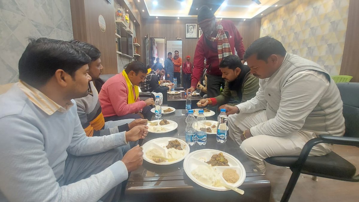 SatishTunna's tweet photo. शेखपुरा के माननीय विधायक श्री @VijaySamratRJD जी आवास पर दही-चूड़ा भोज कार्यक्रम में भाग लिया।

#RJJP4Bihar | @RJP4Bihar | @AshutoshBiharKa https://t.co/eK9q6Mv9tn
