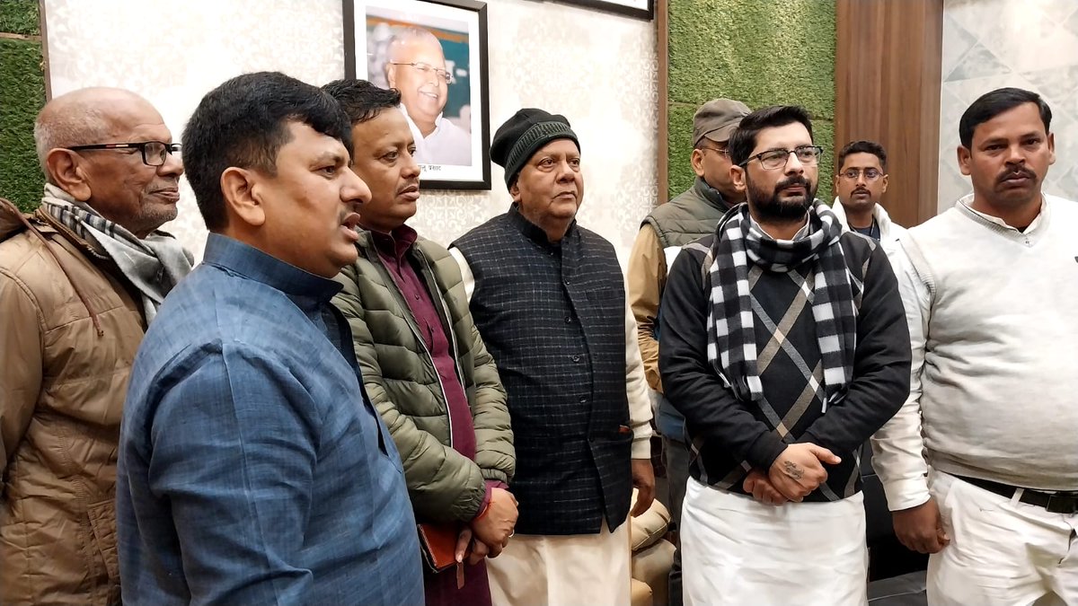 SatishTunna's tweet photo. शेखपुरा के माननीय विधायक श्री @VijaySamratRJD जी आवास पर दही-चूड़ा भोज कार्यक्रम में भाग लिया।

#RJJP4Bihar | @RJP4Bihar | @AshutoshBiharKa https://t.co/eK9q6Mv9tn