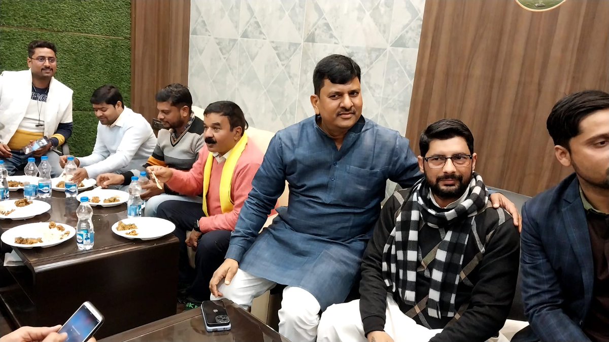 SatishTunna's tweet photo. शेखपुरा के माननीय विधायक श्री @VijaySamratRJD जी आवास पर दही-चूड़ा भोज कार्यक्रम में भाग लिया।

#RJJP4Bihar | @RJP4Bihar | @AshutoshBiharKa https://t.co/eK9q6Mv9tn