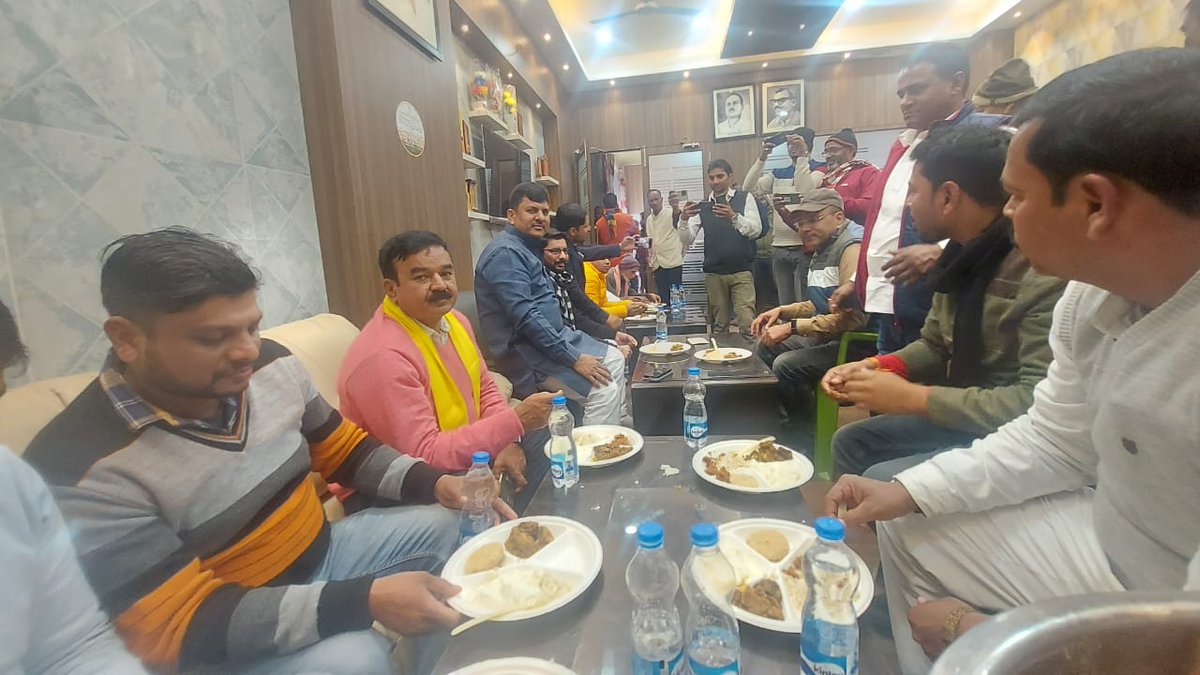 SatishTunna's tweet photo. शेखपुरा के माननीय विधायक श्री @VijaySamratRJD जी आवास पर दही-चूड़ा भोज कार्यक्रम में भाग लिया।

#RJJP4Bihar | @RJP4Bihar | @AshutoshBiharKa https://t.co/eK9q6Mv9tn