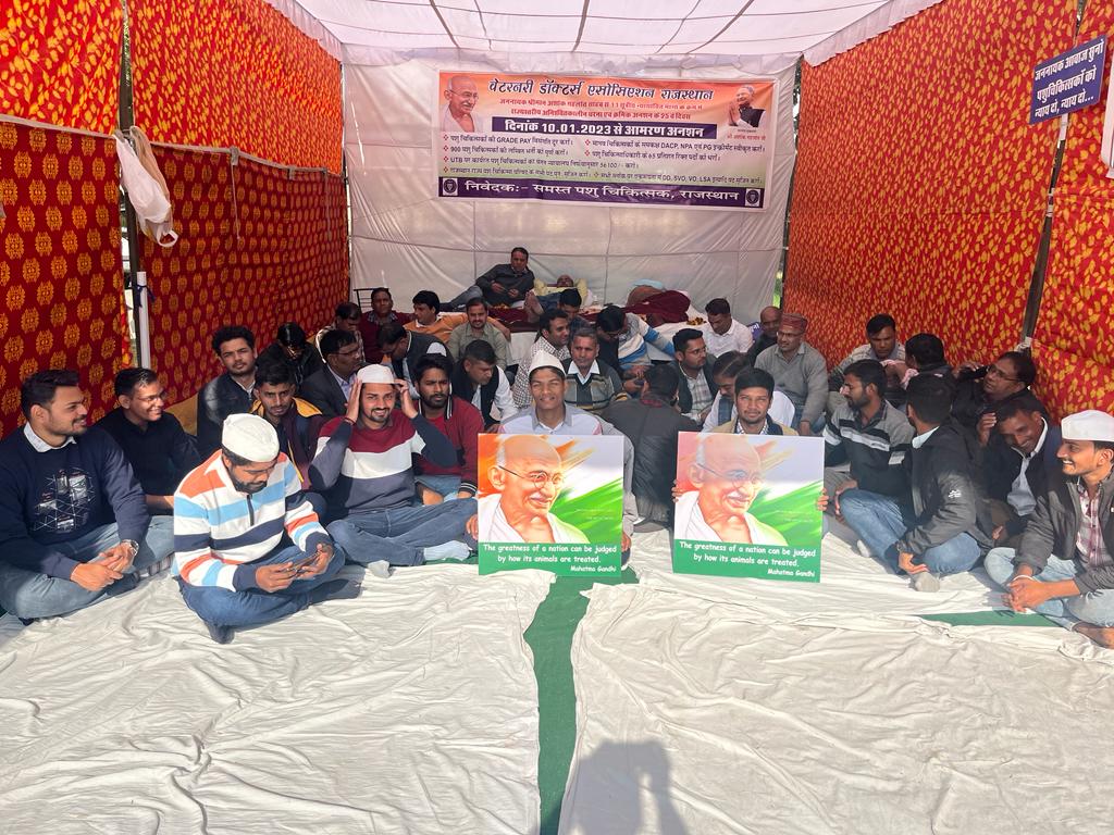 DrYogeshArya's tweet photo. #पशु_चिकित्सको_की_न्याय_की_गुहार 
@timesofindia @IndrajitSinghC4 @ashokgehlot51 @RajCMO @1stIndiaNews @News18Rajasthan @rpbreakingnews @ABPNews @DainikBhaskar @zeerajasthan_  @RahulGandhi
#LalBahadurShastri
गौ माता https://t.co/BowTGp1mbt