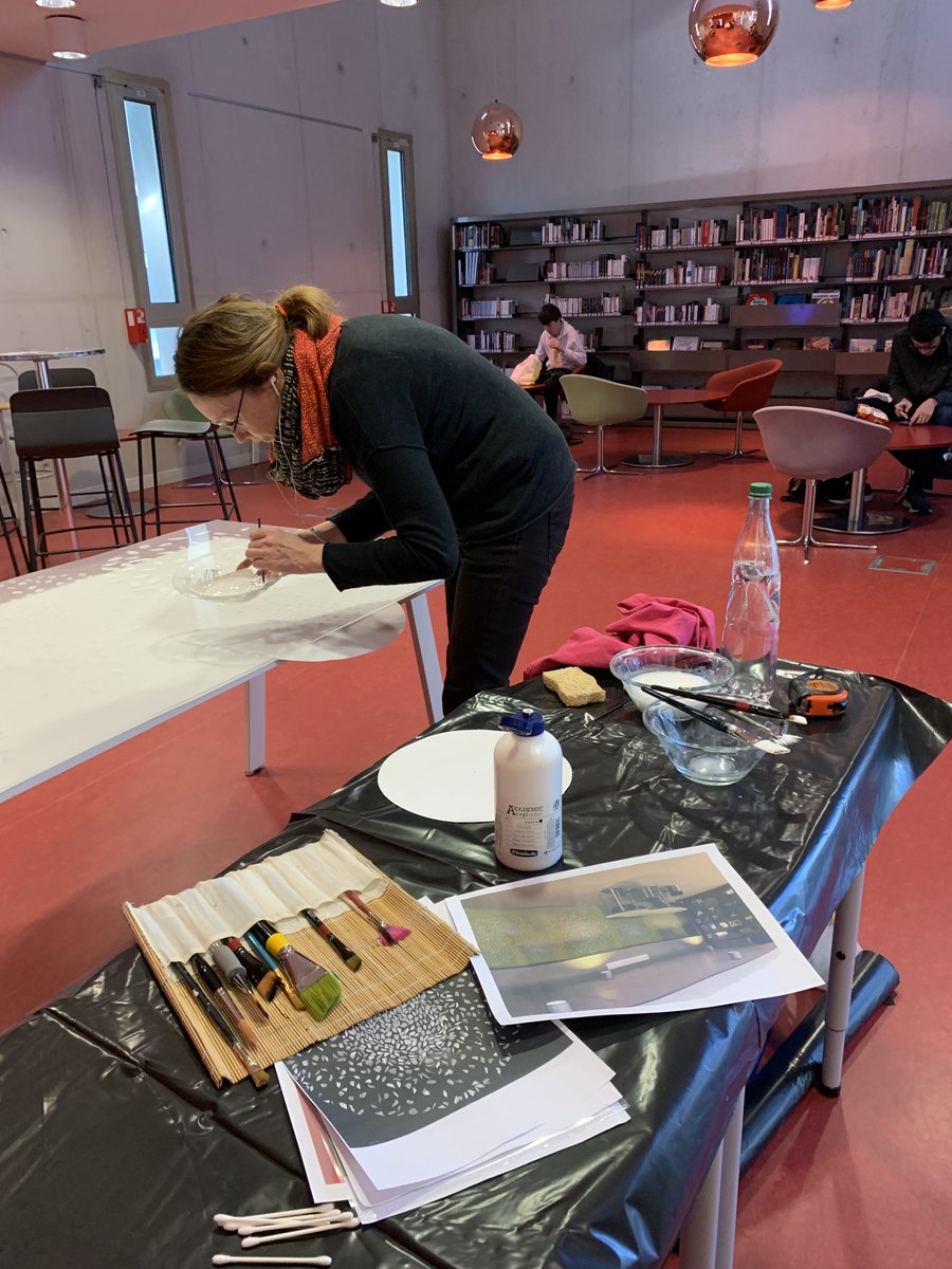 BU de l'UVSQ (@bibuvsq) on Twitter photo Nouveau projet artistique en cours à la #BUVersailles avec l'artiste <a href="/SegolenePerrot/">Ségolène PERROT</a>, qui a notamment réalisé la vitrophanie de la #BUStQuentin et du hall Vauban !
<a href="/uvsq/">UVSQ</a> <a href="/viedecampusuvsq/">viedecampusuvsq</a> Nouveau projet artistique en cours à la #BUVersailles avec l'artiste <a href="/SegolenePerrot/">Ségolène PERROT</a>, qui a notamment réalisé la vitrophanie de la #BUStQuentin et du hall Vauban !
<a href="/uvsq/">UVSQ</a> <a href="/viedecampusuvsq/">viedecampusuvsq</a>