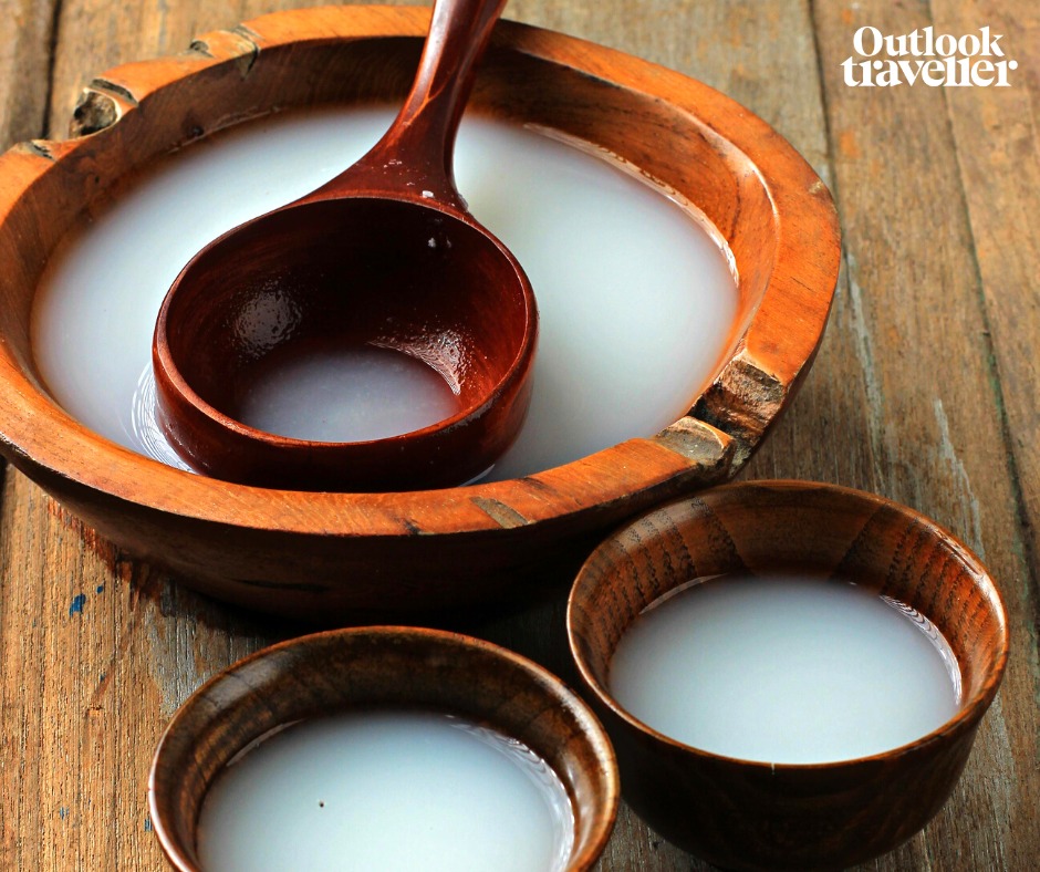 oltraveller's tweet photo. We often ignore all the local alcohol, forgoing the desi for the western concoctions. Here is a list of 5 rice-based drinks curated from all the corners of the country.

#Rice #Alcohol #Ricebased #Liquors #Assam #Localdrink #Outlooktraveller 

https://t.co/zQ44dbDGJ6 https://t.co/zaxKQ2HPtq