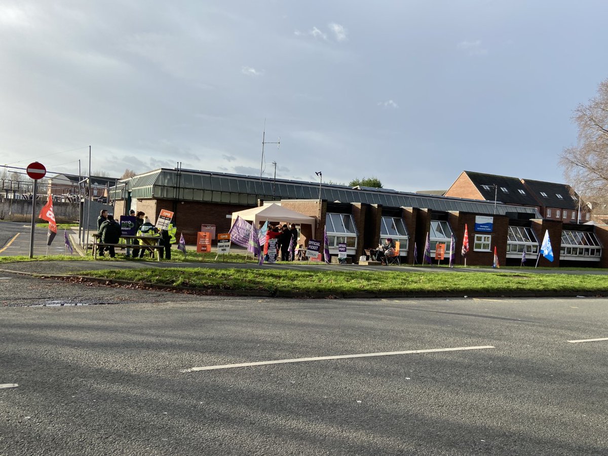 GMBNWI's tweet image. GMB Union #NWAS workers participating in today's #ambulancestrike on the picket line at #Warrington! ✊🚑 #SolidarityWithStrikes #SaveOurNHS 🏥 #ToriesCostLives @GMBNWAS @PaulMaccaGMB @neilsmithgmb