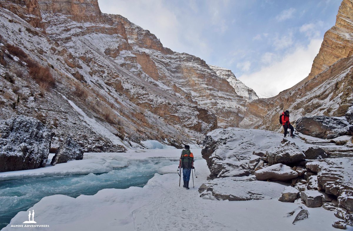 AlpineAdv's tweet photo. Chadder Trek #Ladakh #AlpineAdventurers #JammuAndKashmir #meteor #desert #frozen #jktourism #chadertrek https://t.co/5SzzRFdMp0